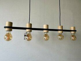 závěsný lustr na lanku kov, dřevo