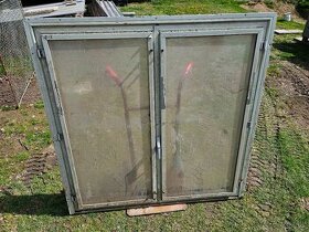 Prodám kovové nepoužité okno 140 x 140 cm
