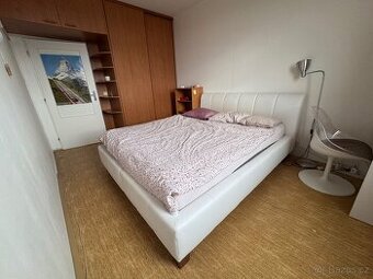 Kožená postel s roštem a matrací, dřevěné nohy