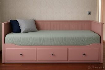 Rozkládací růžová postel Ikea Hemnes