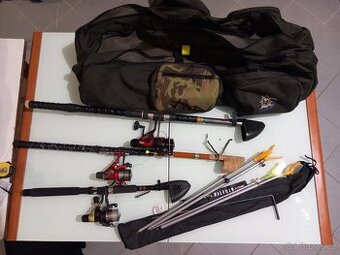 Rybářská taška + 3 pruty s navijáky + stojany