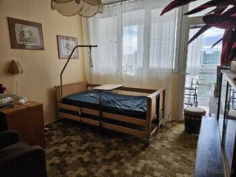 Polohovací pečovatelské lůžko