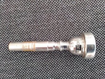 Nátrubek na trumpetu