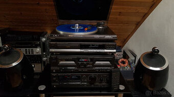 Technics hifi sestava včetně gramofonu + ovladač.