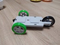 Třikolový podvozek k magnetické stavebnici Magformers