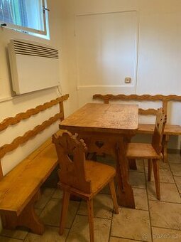 Sada dřevěného, vyřezávaného nábytku