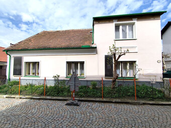 prodej 1/2 Domu + velká zahrada a garáž  k tomu.