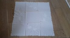 VYŠÍVANÝ UBRUS - LABUTĚ