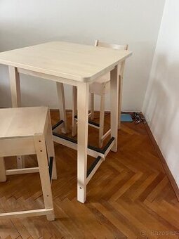 Vyšší jídelní stůl + 2 napůl barové židle z masivu