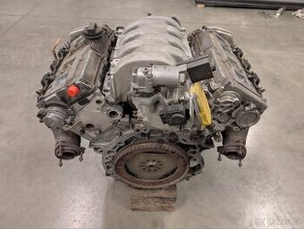 Motor Audi S8 D2+díly na spojení s převod. Nissan Patrol