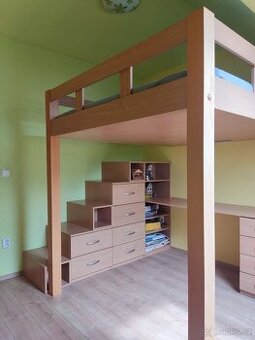Velká patrová postel do dětského pokoje.