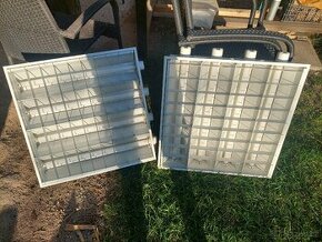 Stropní zářivková světla.