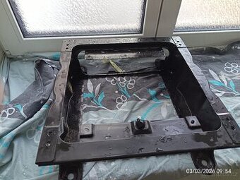 Rám pod sedačku řidiče