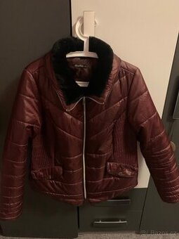 PROŠÍVANÁ VÍNOVÁ BUNDA S KOŽEŠ.LÍMCEM,vel.44