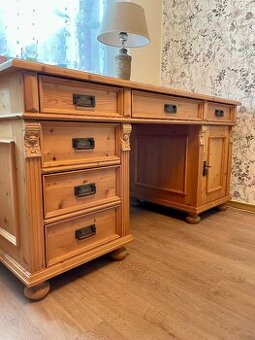 Psací stůl z masivu