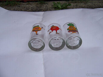 skleničky, hrníčky a skleněné struhadlo