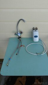 Průtokový ohřívač vody s baterií