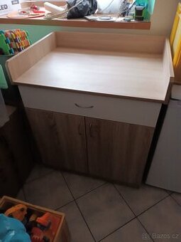 Komoda s přebalovacím pultem