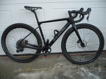 Karbonový gravel s karbon koly na Shimano GRX 810