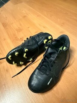Kopačky Nike Eur 33