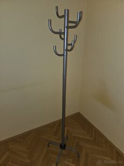 Věšák kovový stříbrnÿ