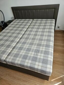 čalouněná manželská postel