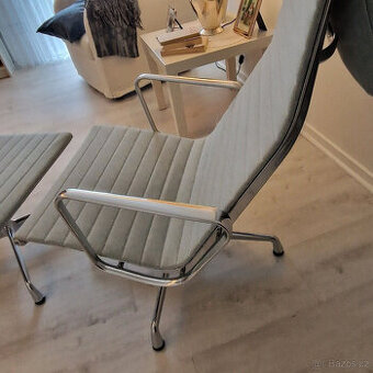 Křeslo VITRA Eames EA 124125 s podnožkou