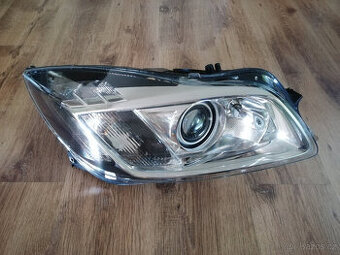 Opel Insignia pravý xenonový světlomet