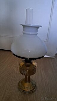 Starožitná petrolejová lampa