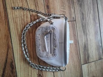 Ledvinka s kamínky Steve Madden