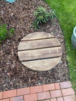 Dřevěný kryt na nádrž