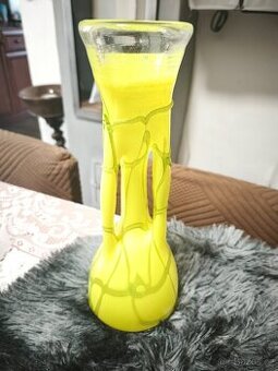 Skleněná žlutá váza.