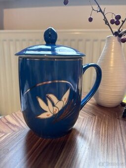 Modry hrnek s poklickou vintage WH