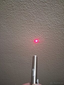 Laserove ukazovatko a svitilna v jedno.,nove