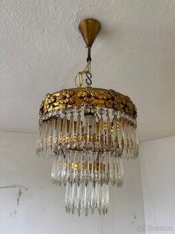 Starý křišťálový lustr