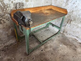 Dílenský ponk se svěrákem