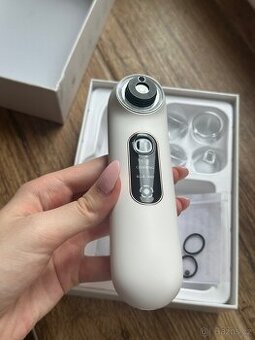 Vysavač na černé tečky a póry