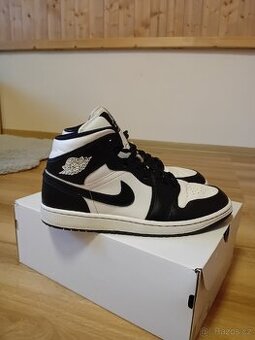 Jordan 1 mid panda