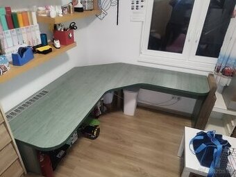 Rohový stůl