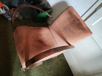 Více než 100 let staré křeslo