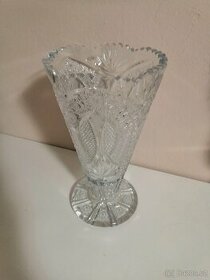 Broušená skleněná váza