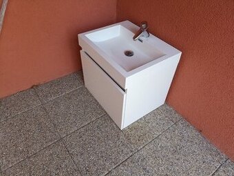 Umyvadlo se skříňkou a baterii