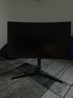 Obrovský samsung monitor