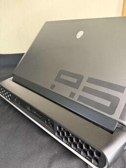 Dell Alienware Area-51m - 1