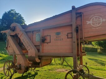 Historická mlátička na obilí