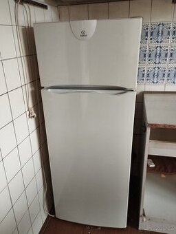 Lednice s mrazákem Indesit-: