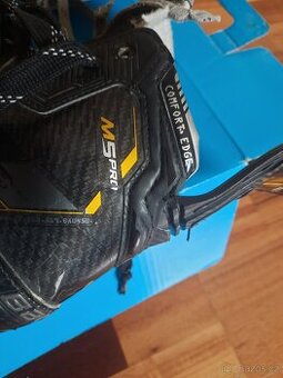 Hokejove brusle Bauer m5 pro.