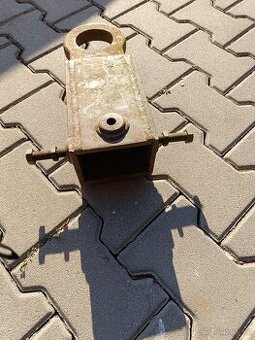 Prodám kovovou součástku, vyrobenou z pevného materiálu, ide - 1