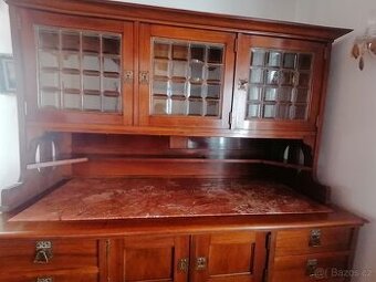 Starožitný set: příborník + 2 noční stolky s mramorem