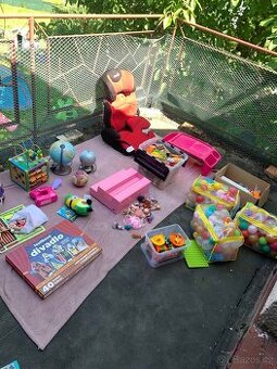 Autosedačka, globus, lol panenky, potraviny Ikea, divadlo,